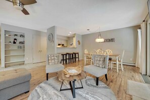 Interior - Luxe Hilltop Getaway Family Retreat Golf Course 5735 (Williamsburg)