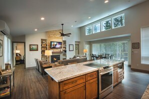 Chalet (6 Bedrooms) | Interior - Yosemite's Meadow Haven (Yosemite National Park)