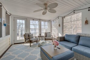 Interior - Eagle Roost Chalet- Modern Kentucky Lake Chalet (Waverly)