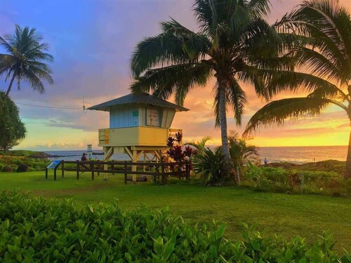 Beachside Retreat Walk to Shops & Dining