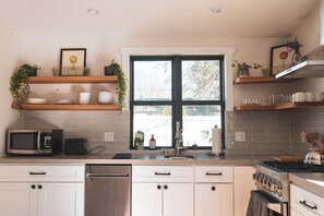 Microwave, oven, stovetop, dishwasher - Luxury Cottage & Corporate Apartment Near Old Town, Rose Bowl, JPL, and More (Pasadena)