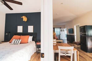 Iron/ironing board, WiFi, bed sheets - Luxury Cottage & Corporate Apartment Near Old Town, Rose Bowl, JPL, and More (Pasadena)