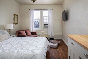 WiFi, bed sheets - Relaxing DTLA Studio Retreat (Los Angeles)