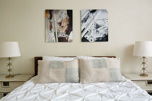 WiFi, bed sheets - Relaxing DTLA Studio Retreat (Los Angeles)