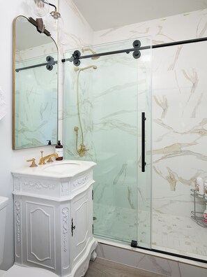 Dutxa, assecador de cabells, bidet i tovalloles 