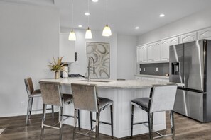 Fridge, microwave, oven, stovetop - The Tulsacation 2 - Chic Modern Luxury Pool Home (Tulsa)