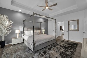 Desk, WiFi, bed sheets - The Tulsacation 2 - Chic Modern Luxury Pool Home (Tulsa)