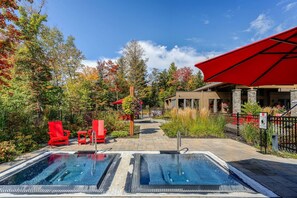 Outdoor pool - Pristine Verbier 5BDR HOT TUB Tremblant (Mont-Tremblant)