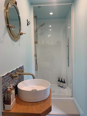 Sèche-cheveux, serviettes fournies, savon, papier toilette