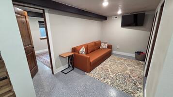 TV connectée, cheminée, jeux vidéo, livres