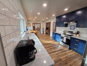 Kylskåp, mikrovågsugn, ugn och spishäll