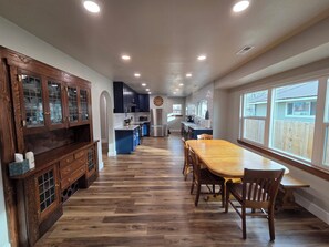 Kylskåp, mikrovågsugn, ugn och spishäll