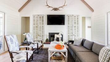 Smart TV, fireplace, books, music library