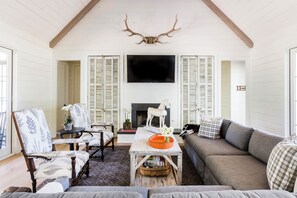 Smart TV, fireplace, books, music library - NEW Luxury Farm Retreat In the Heart of Round Top W/ Pool, Fire Pit, King Beds (Round Top)