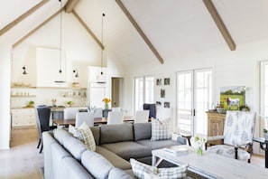 Smart TV, fireplace, books, music library - NEW Luxury Farm Retreat In the Heart of Round Top W/ Pool, Fire Pit, King Beds (Round Top)