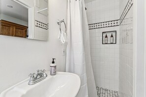Shower, hair dryer, towels - Laguna Beach Oceanfront | St. Ann’s Beach | Private Beach Stairs to Sand! (Laguna Beach)