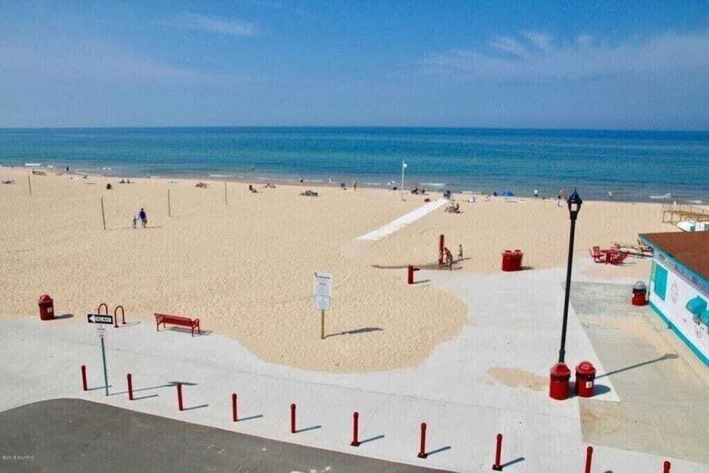 Chaises longues, serviettes de plage