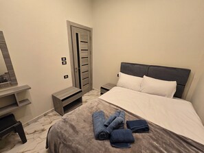 Iron/ironing board, WiFi, bed sheets - Sea Light at Dive Hostel Hurghada – Cozy One-Bedroom Apartment with Pool View (محافظة البحر الأحمر)