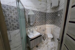 Shower, hair dryer, towels, soap - Sea Light at Dive Hostel Hurghada – Cozy One-Bedroom Apartment with Pool View (محافظة البحر الأحمر)