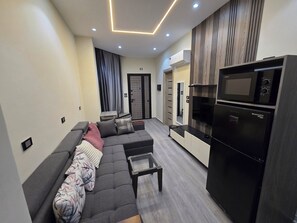Living area - Sea Light at Dive Hostel Hurghada – Cozy One-Bedroom Apartment with Pool View (محافظة البحر الأحمر)