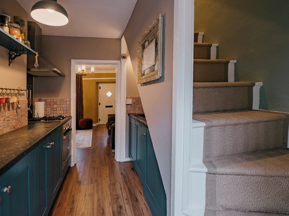 Fridge, oven, coffee/tea maker, electric kettle