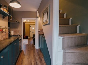 Kühlschrank, Ofen, Wasserkocher mit Kaffee-/Teezubehör, Wasserkocher