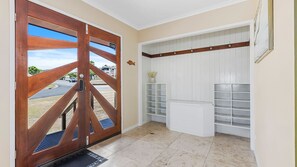 Interior - Big Red Beach House - Rainbow Beach (Rainbow Beach)