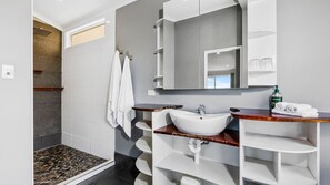 Shower - Big Red Beach House - Rainbow Beach (Rainbow Beach)