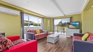 TV - Big Red Beach House - Rainbow Beach (Rainbow Beach)