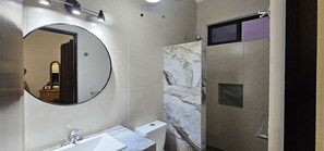Shower, hair dryer, towels, soap - New Studio 3 with Private Terrace & A/C. Walk to Dining, Shops & Malecon Tajamar (Cancun)