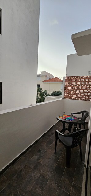 Outdoor dining - New Studio 3 with Private Terrace & A/C. Walk to Dining, Shops & Malecon Tajamar (Cancun)