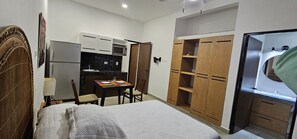 1 bedroom, WiFi, bed sheets - New Studio 3 with Private Terrace & A/C. Walk to Dining, Shops & Malecon Tajamar (Cancun)