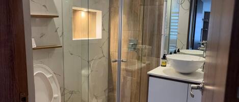 シャワー、タオル、石鹸、トイレットペーパー