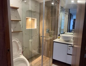 Dutxa, tovalloles, sabó i paper higiènic 