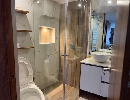 シャワー、タオル、石鹸、トイレットペーパー. Luxury and comfort at 5 minutes from the historical center.