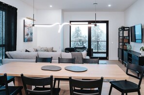 Appartamento, vista montagna | Area soggiorno | Smart TV