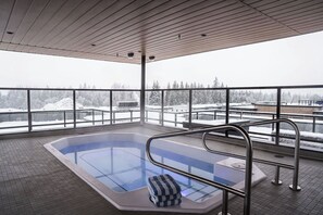 Outdoor spa tub - Gary's Birthday by Revelstoke Vacations (Revelstoke)