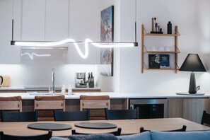 Condo, vista a la montaña | Cocina privada | Cafetera y tetera 