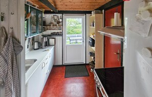 Frigorífico, placa de cocina, lavavajillas y cafetera o tetera