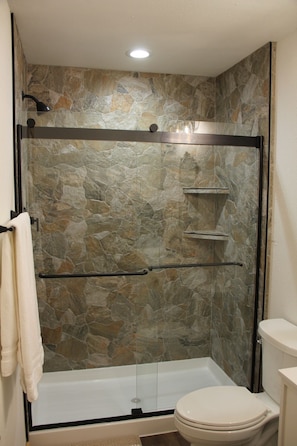 Hair dryer, towels, soap, shampoo - Spa Cabin with Hot Tub, Dry Sauna, Gazebo, EV & RV chargers in charming Ashford (Ashford)