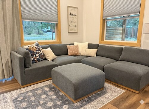 Ember & Evergreen Retreat with covered hot tub and patios in charming Ashford