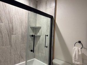 Hair dryer, towels, soap, shampoo - Spa Cabin with Hot Tub, Dry Sauna, Gazebo, EV & RV chargers in charming Ashford (Ashford)