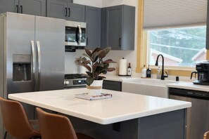 Fridge, microwave, oven, stovetop - Spa Cabin with Hot Tub, Dry Sauna, Gazebo, EV & RV chargers in charming Ashford (Ashford)