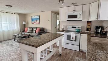 Een microgolfoven, een oven, een kookplaat, een vaatwasser