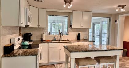 Enjoy old Florida charm in our cozy beach cottage, dog friendly - minutes to all