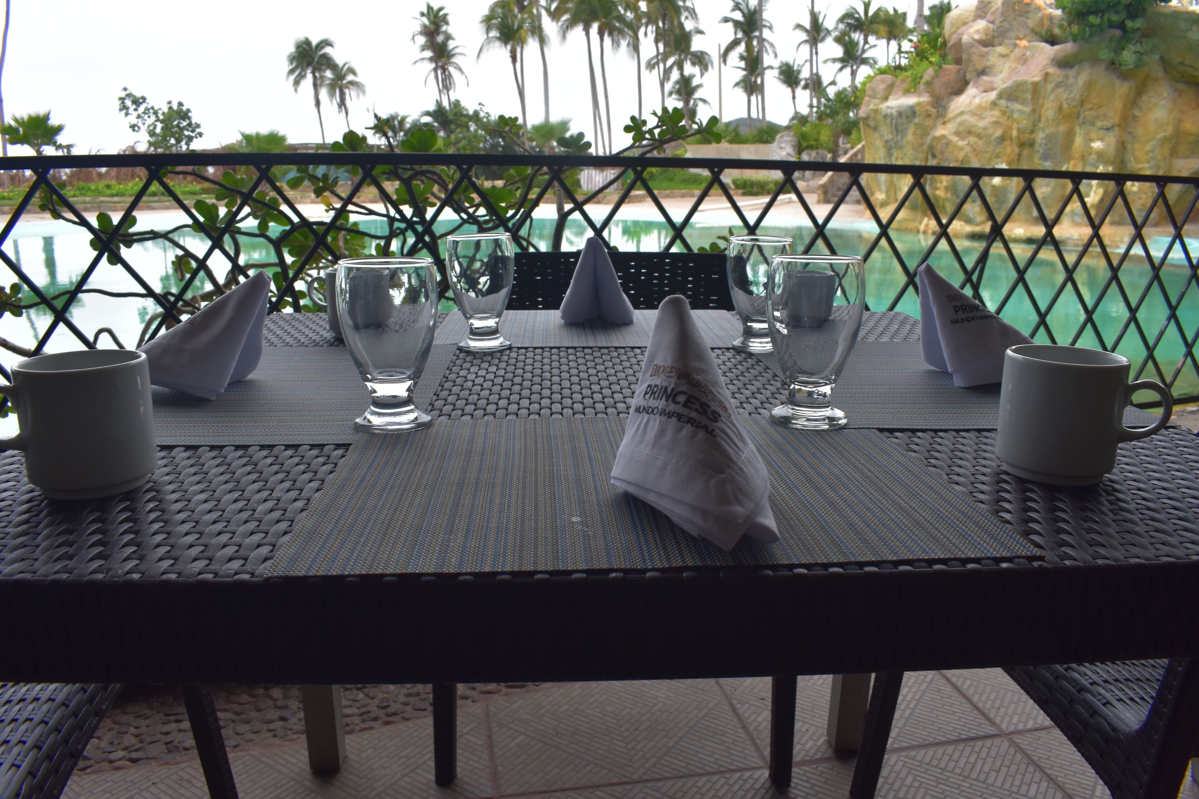 6 restaurantes, se sirven desayunos, comidas, cenas y cocina mexicana