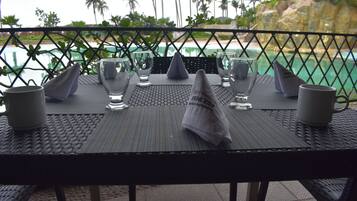 6 restaurantes, se sirven desayunos, comidas, cenas y cocina mexicana