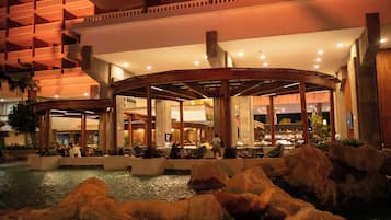 3 من البارات/الاستراحات، بار على حمام السباحة