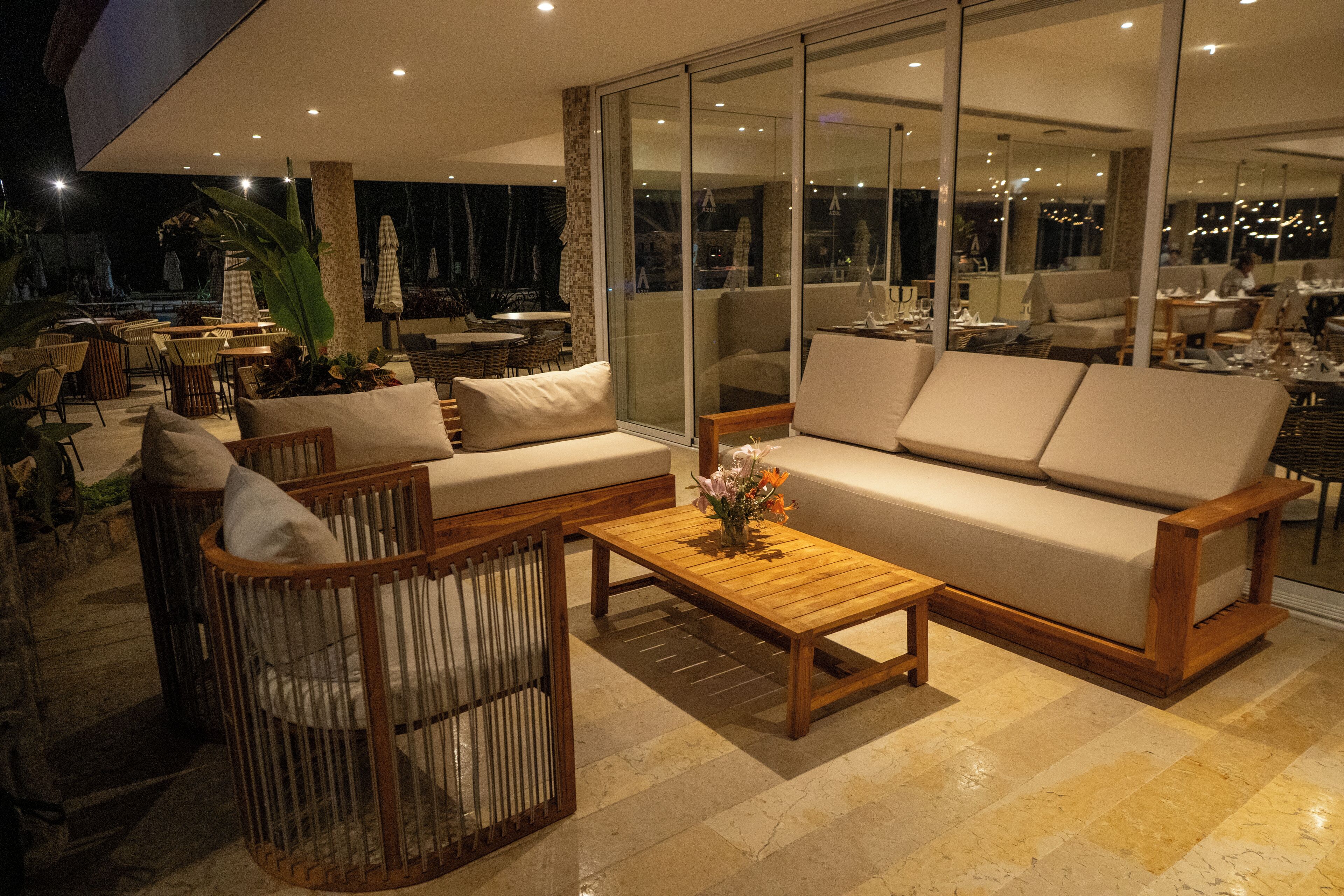 6 من المطاعم، حيث تُقدم وجبات الإفطار، الغداء، العشاء، الاطباق المكسيكية