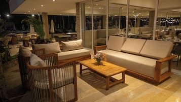 6 من المطاعم، حيث تُقدم وجبات الإفطار، الغداء، العشاء، الاطباق المكسيكية